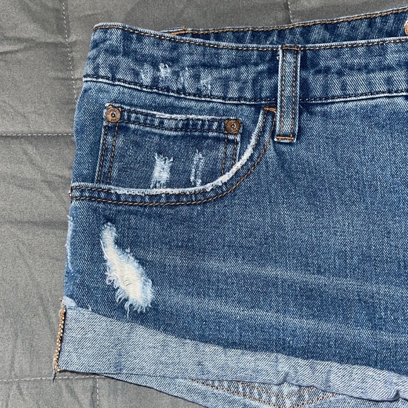 FREE PEOPLE CUFFED RAW HEM SHORT SHORTS SIZE 29 Medium light wash. - Picture 6 of 12